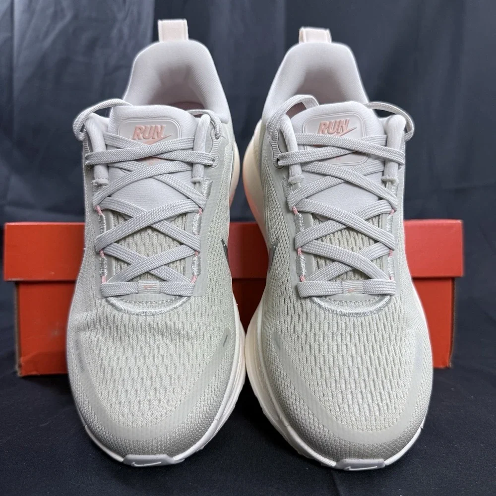 Size 7 Nike Vomero 18 Light Bone Metallic Silver Women's Running Shoes Men's 5.5
